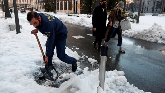 Un operario retira nieve de la acera este lunes en Madrid Un operario retira nieve de la acera este lunes en Madrid