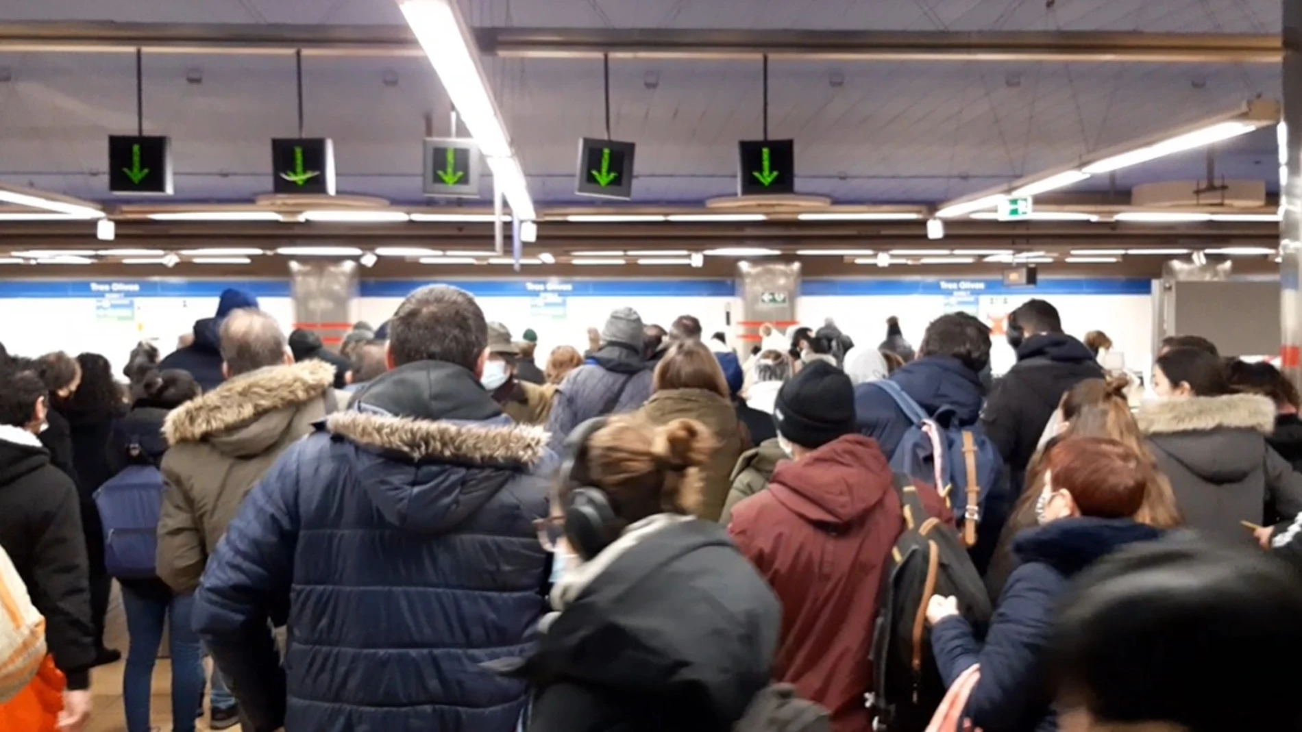 Los usuarios de Metro se aglomeran en los andenes