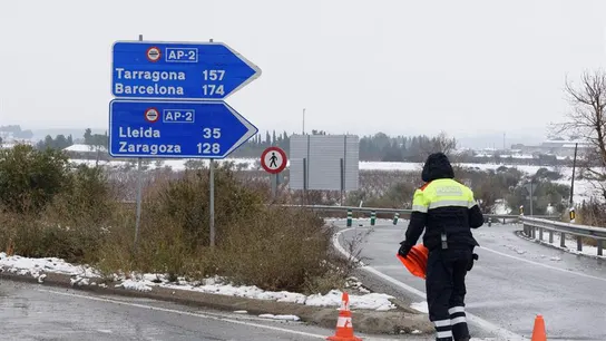 Controles de carretera por las nevadas en la localidad de Alfes, Lleida Controles de carretera por las nevadas en la localidad de Alfes, Lleida