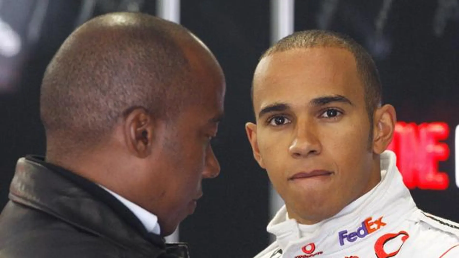 Lewis Hamilton junto a su padre