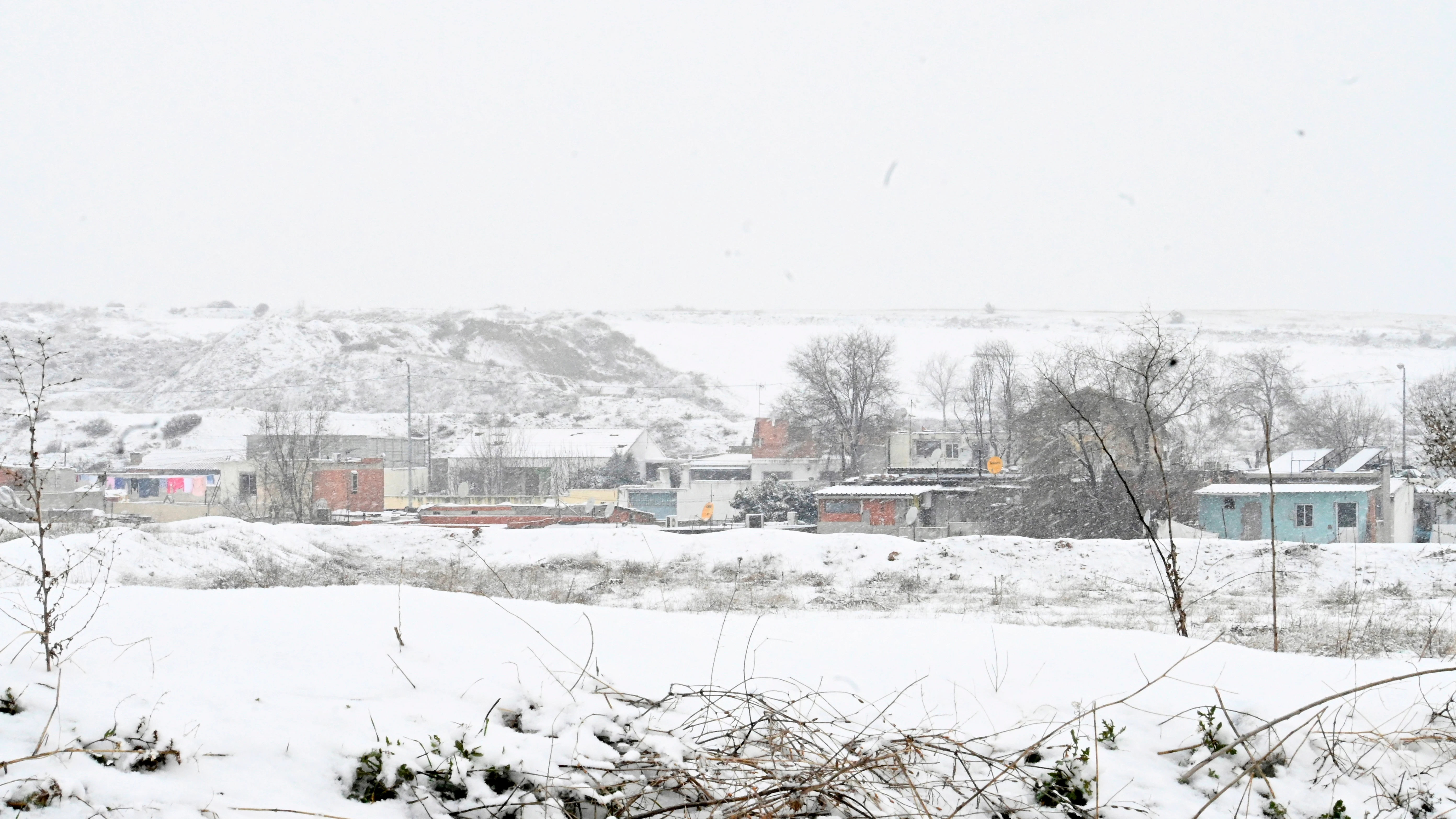 Vista de la Cañada Real cubierta de nieve en Madrid