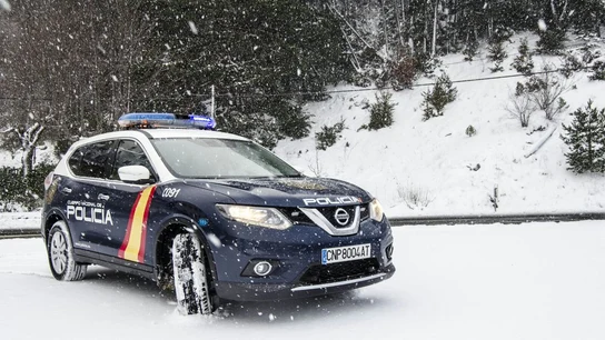 Un coche de Policía Nacional sobre la nieve Un coche de Policía Nacional sobre la nieve