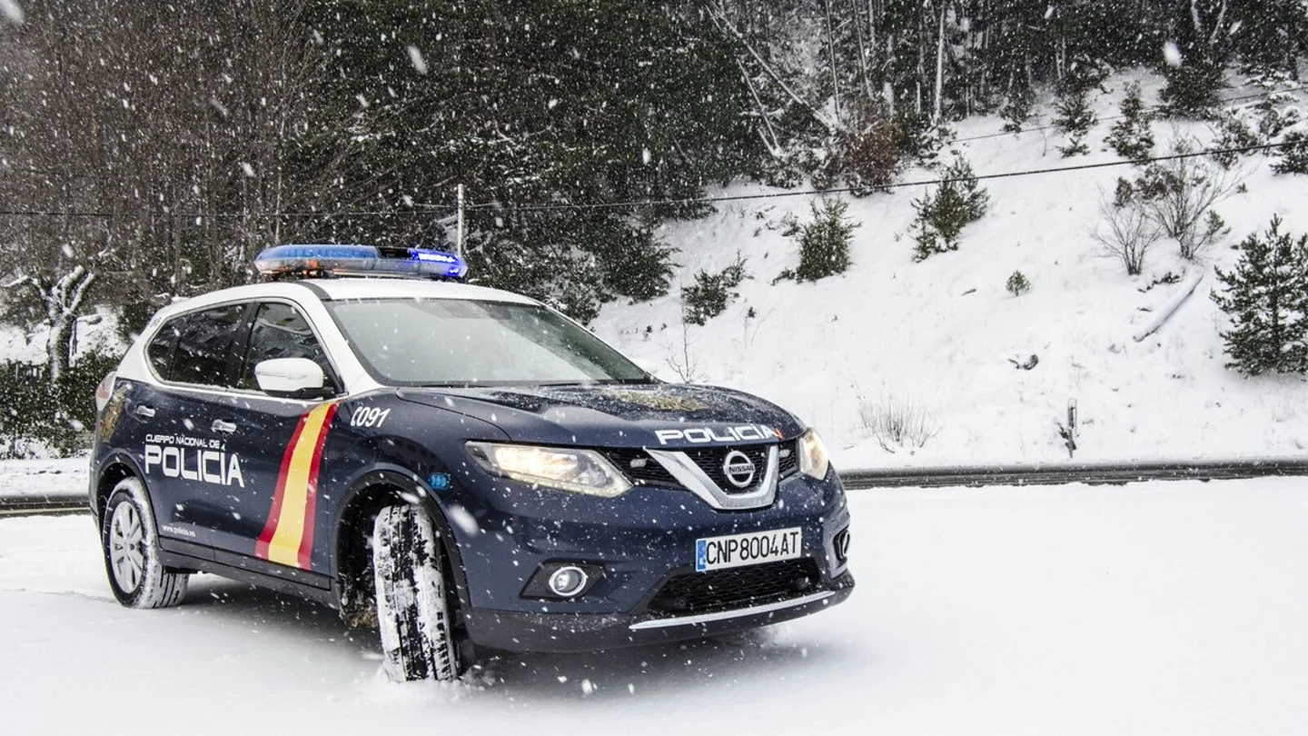 Un coche de Policía Nacional sobre la nieve Un coche de Policía Nacional sobre la nieve