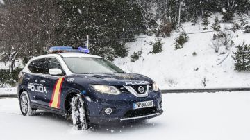 Un coche de Policía Nacional sobre la nieve