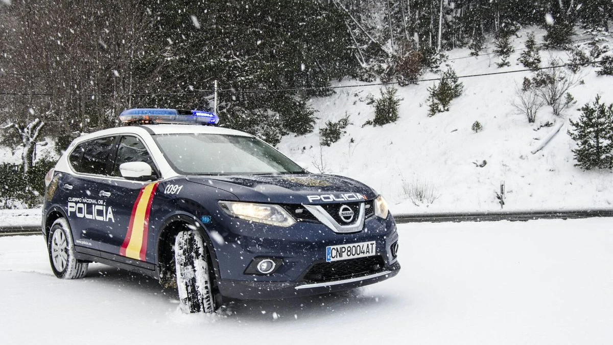 Un coche de Policía Nacional sobre la nieve