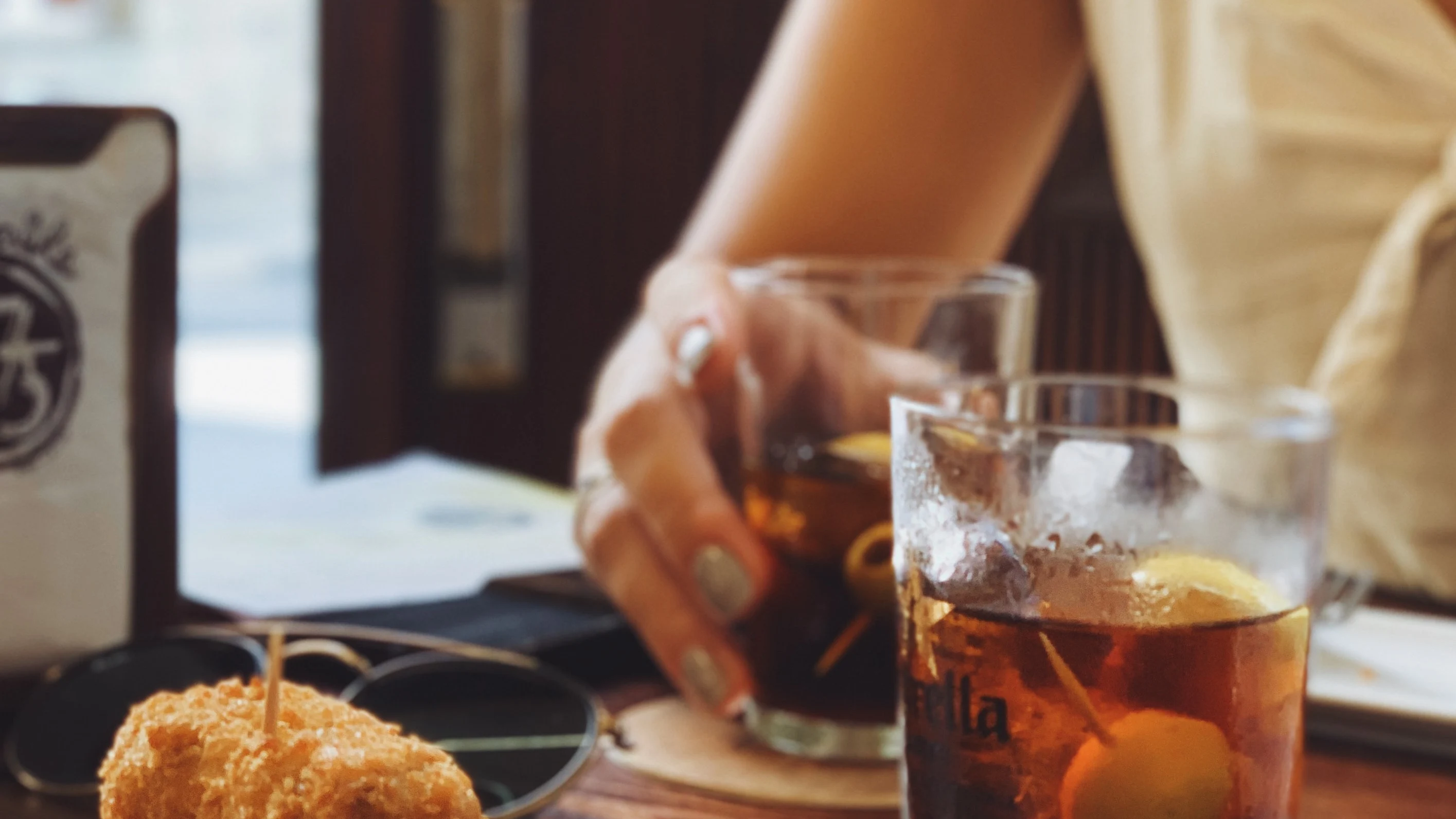 Croqueta como aperitivo en un bar de Barcelona