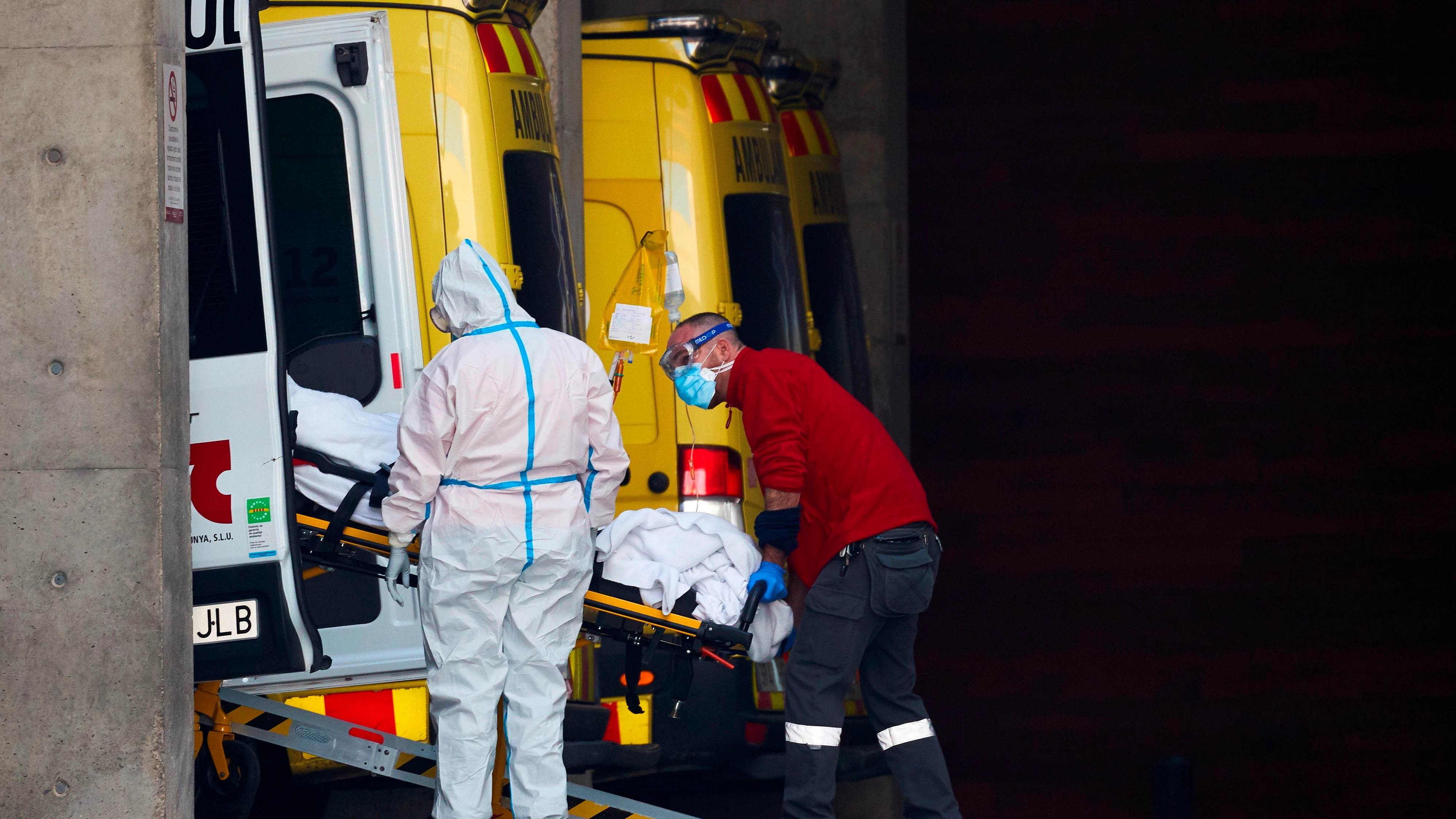 Dos profesionales sanitarios trasladan a un paciente en el hospital de Bellvitge, Cataluña