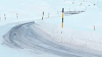 Carretera cubierta por la nieve 
