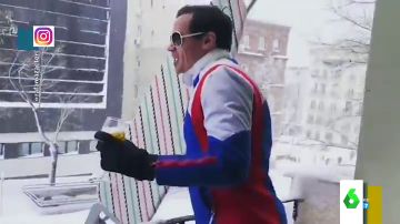 El vídeo viral del actor Rafa Maza imitando a un esquiador de los Alpes suizos desde un balcón en pleno centro de Madrid