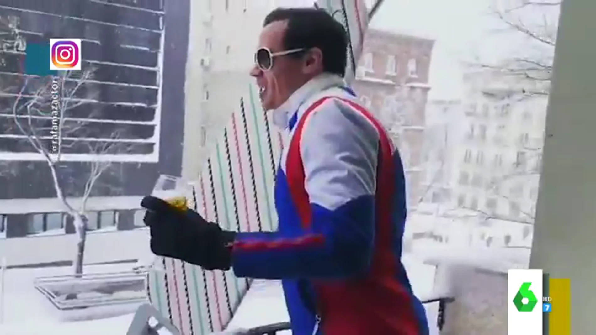 El vídeo viral del actor Rafa Maza imitando a un esquiador de los Alpes suizos desde un balcón en pleno centro de Madrid