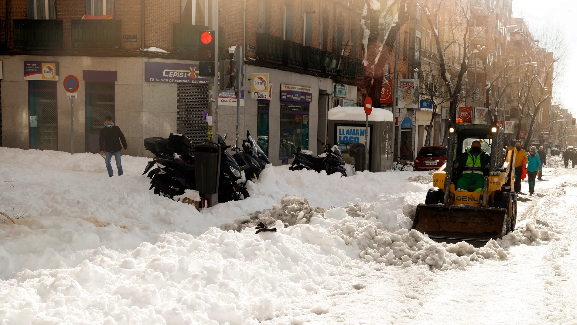 Un quitanieves despeja una calle de nieve en la zona de Cuatro Caminos en Madrid