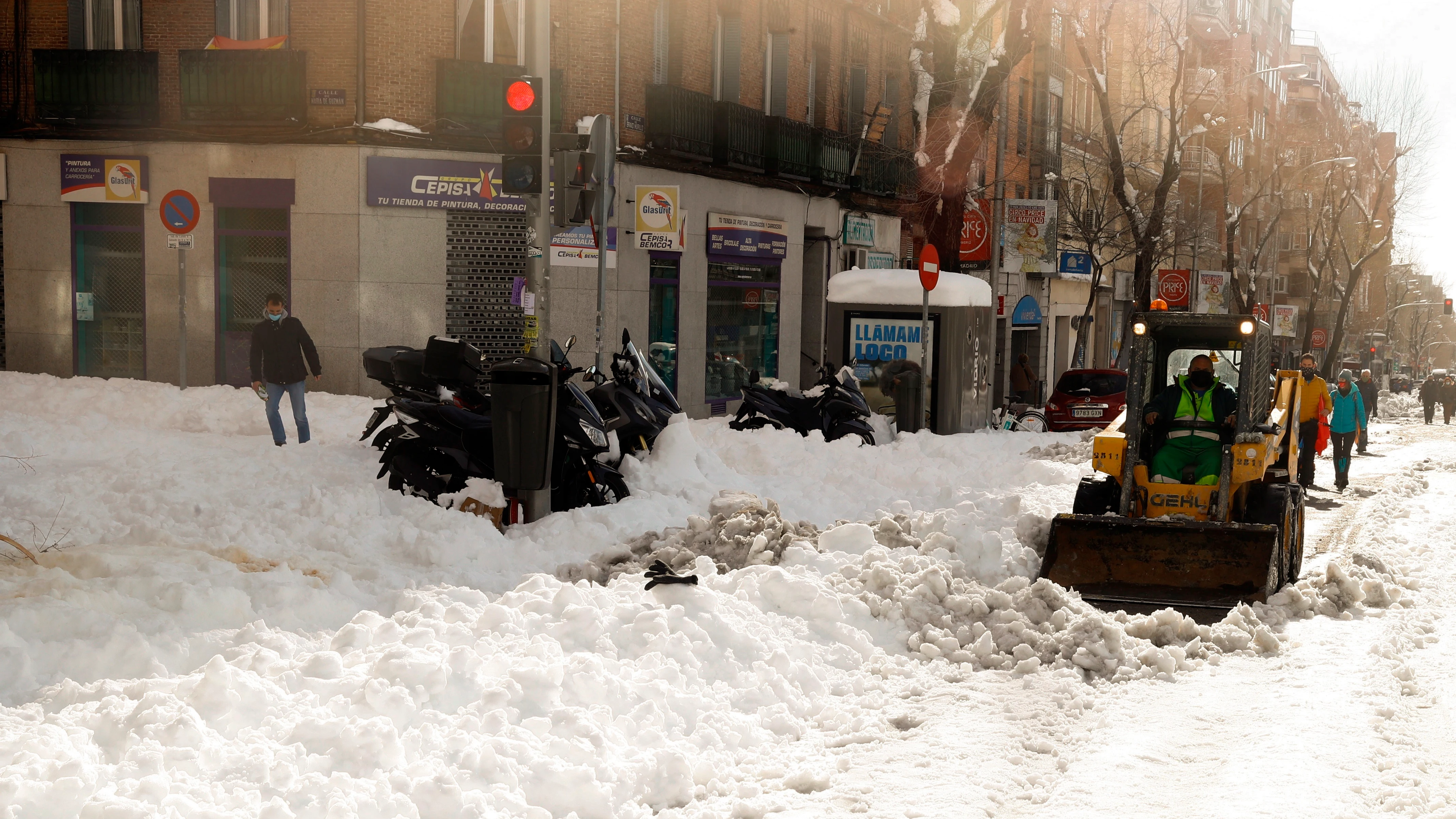 Un quitanieves despeja una calle de nieve en la zona de Cuatro Caminos en Madrid