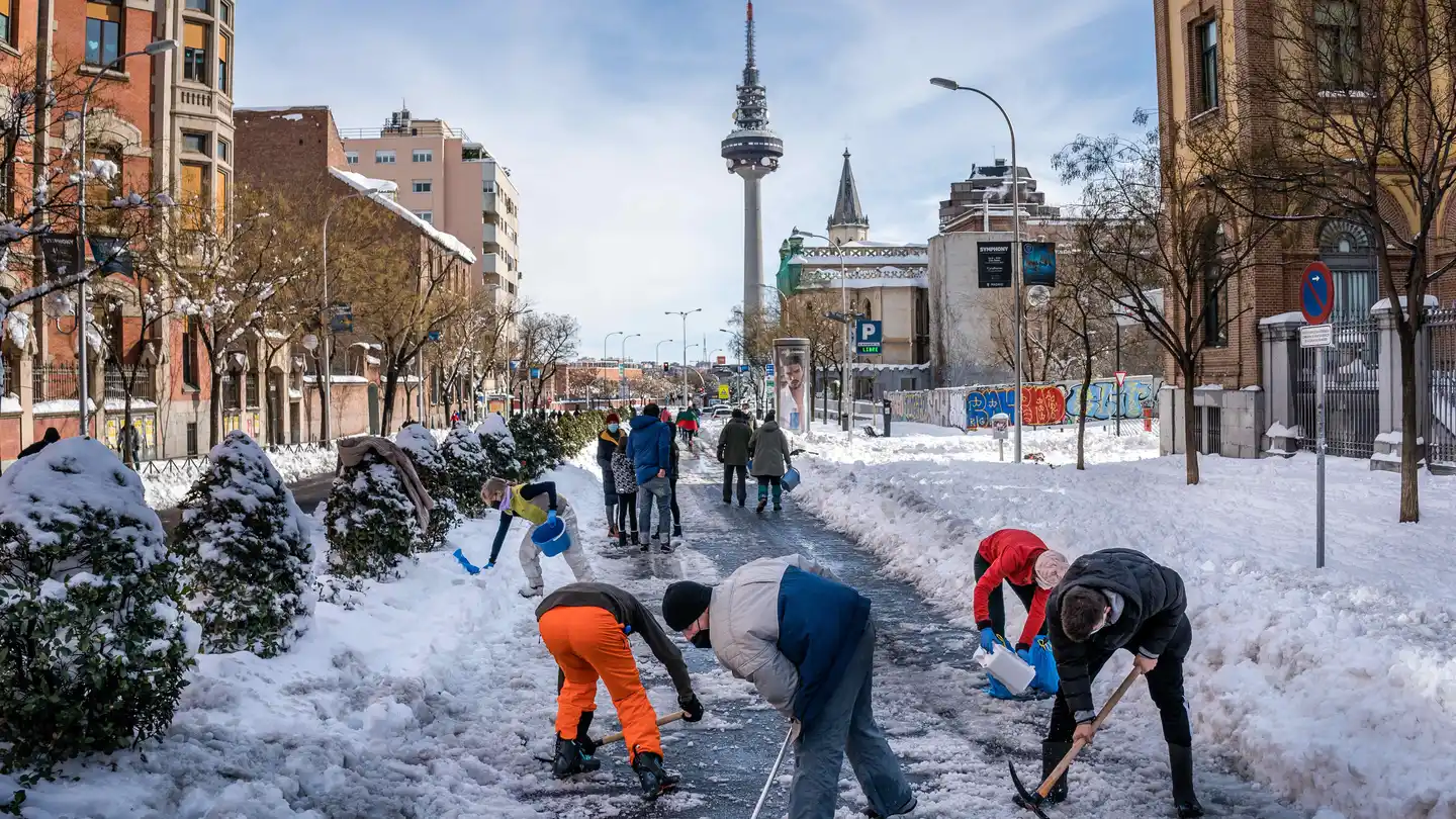 Más de 1.200 urgencias por caídas en el hielo en Madrid: algunos hospitales triplican su atención en traumatología Caídas hielo