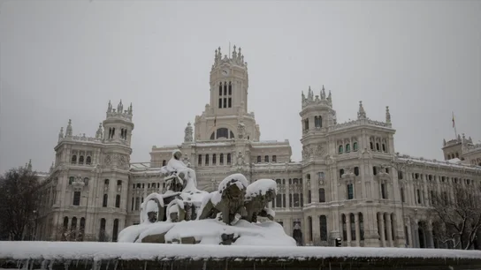 El Palacio de Cibeles, cubierto de nieve por Filomena. Temporal Filomena: ¿Esta nevada histórica es culpa del calentamiento global?