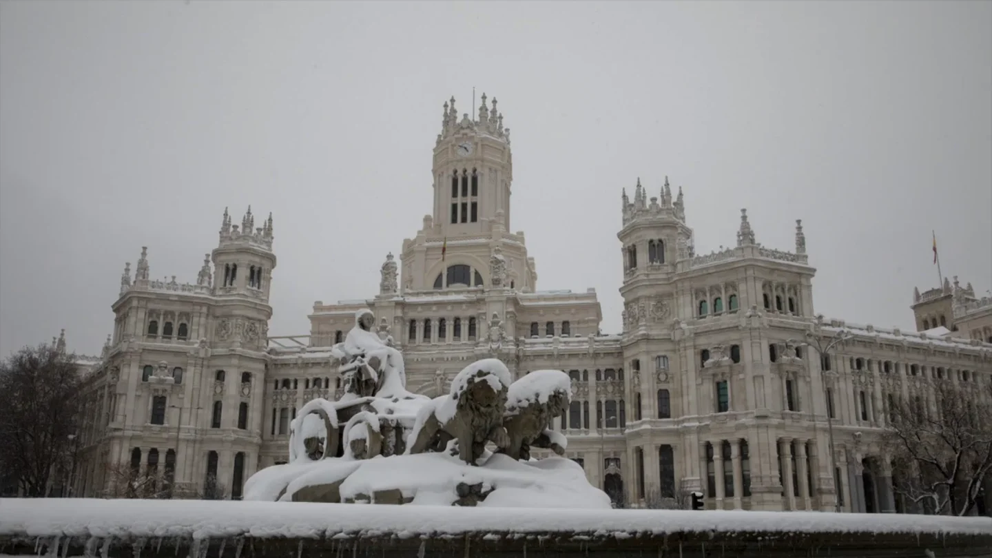 El Palacio de Cibeles, cubierto de nieve por Filomena. Temporal Filomena: ¿Esta nevada histórica es culpa del calentamiento global?