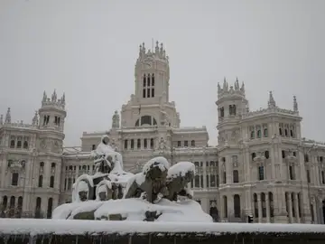 El Palacio de Cibeles, cubierto de nieve por Filomena.