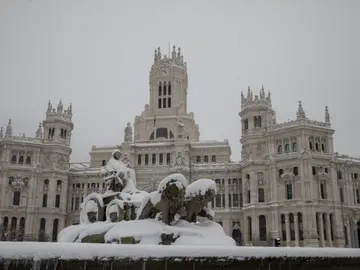 El Palacio de Cibeles, cubierto de nieve por Filomena. El Palacio de Cibeles, cubierto de nieve por Filomena.