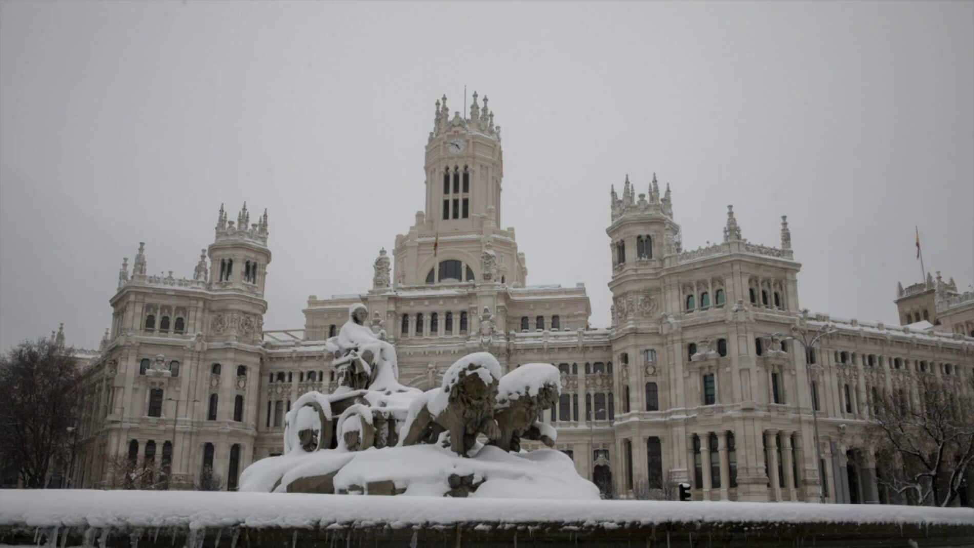 El Palacio de Cibeles, cubierto de nieve por Filomena.