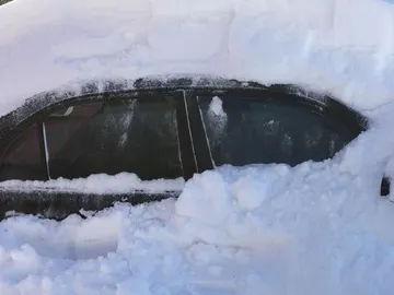 Coche cubierto de nieve Coche cubierto de nieve