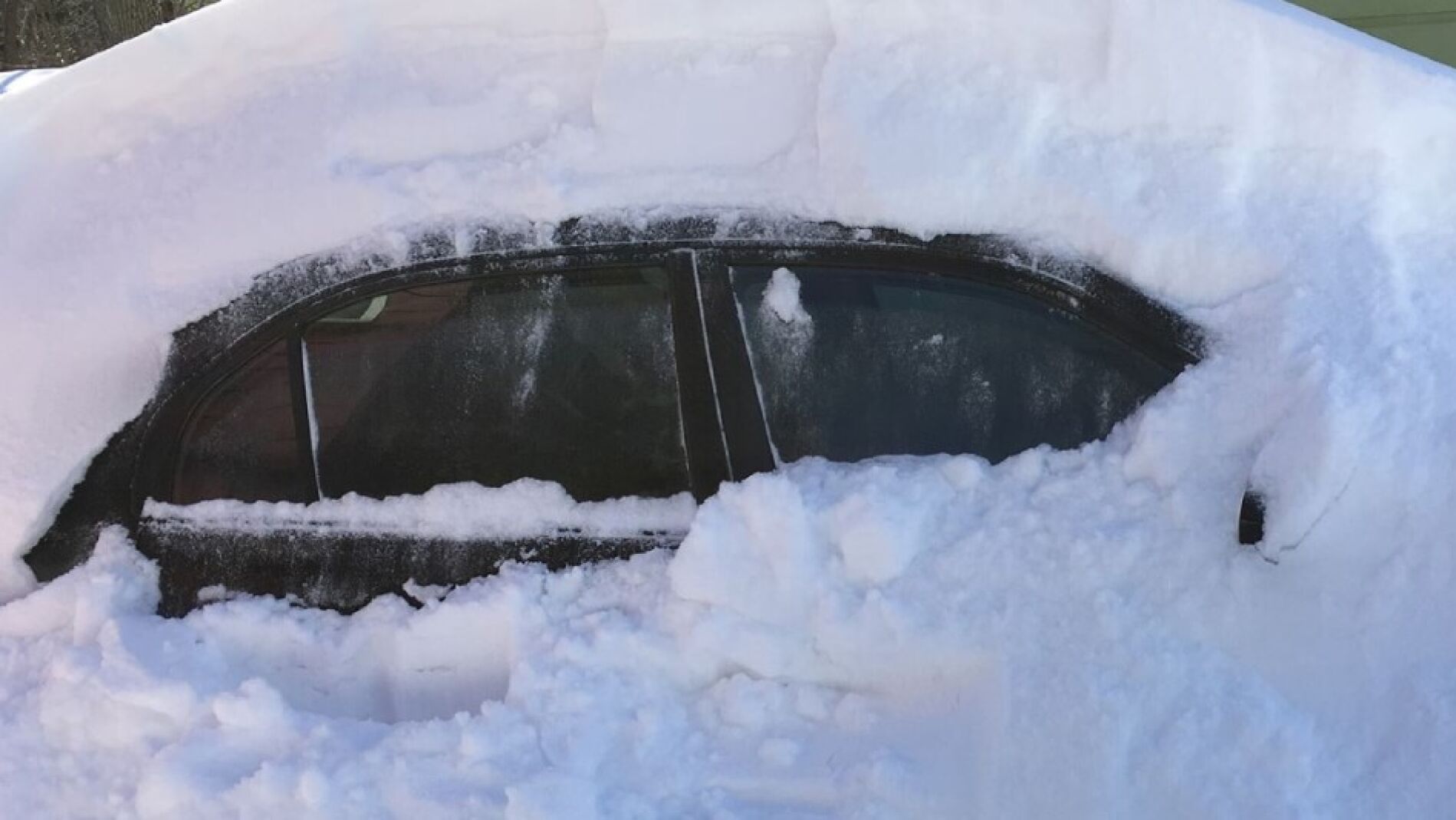 Coche cubierto de nieve