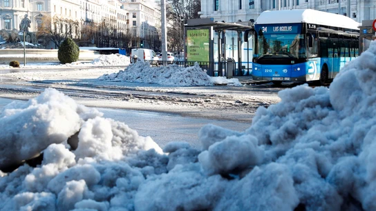 Estos son los horarios, retrasos y líneas abiertas de Cercanías, autobuses EMT y aviones en Madrid Un autobús sale este martes de la Plaza de Cibeles en dirección al barrio madrileño de Las Águilas