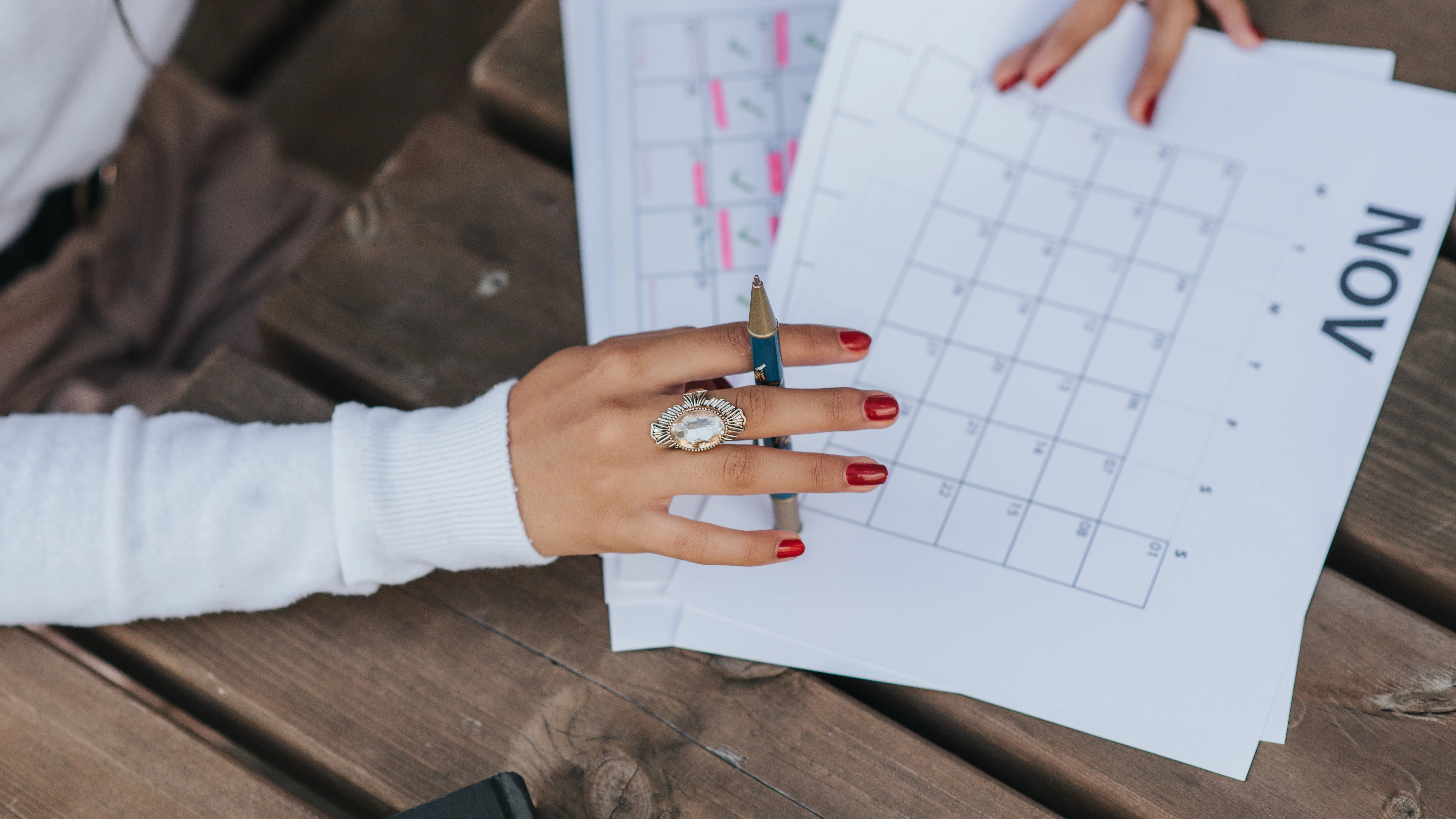 Mujer ojea las diferentes páginas de un calendario