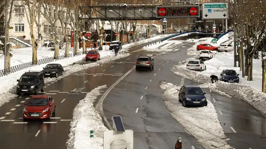 Coches circulando y otros en las cunetas en Madrid Coches circulando y otros en las cunetas en Madrid