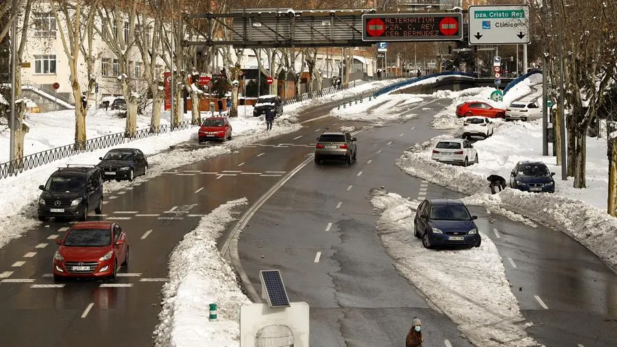 Coches circulando y otros en las cunetas en Madrid