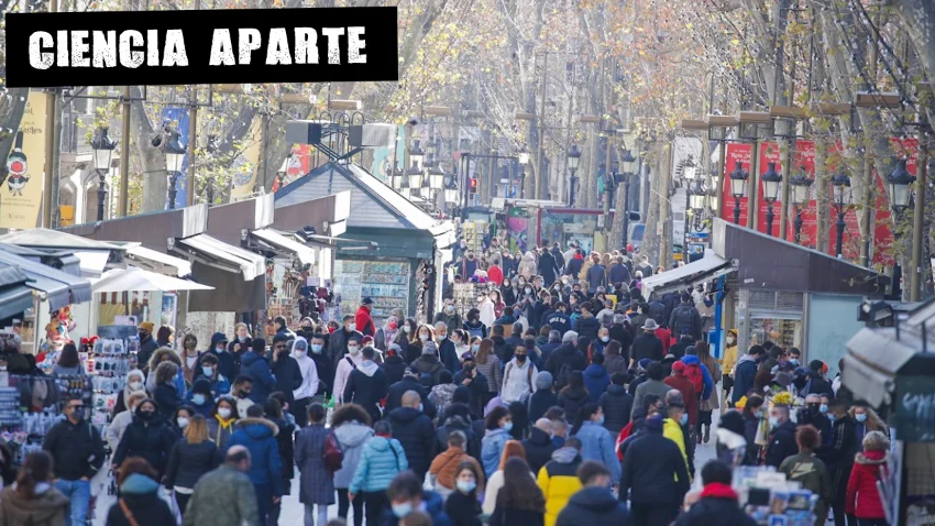 Gente paseando con mascarilla