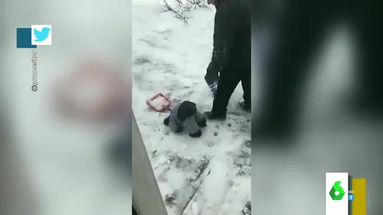 El vídeo viral de un niño que 'vuelca' al limpiar la nieve que enamora a las redes: "¡Es como un garbancito!" El vídeo viral de un niño que 'vuelca' al limpiar la nieve que enamora a las redes: "¡Es como un garbancito!"