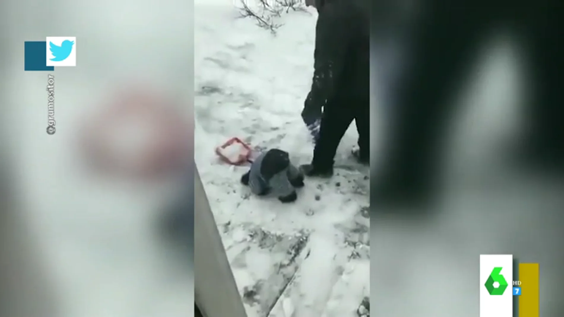 El vídeo viral de un niño que 'vuelca' al limpiar la nieve que enamora a las redes: "¡Es como un garbancito!"