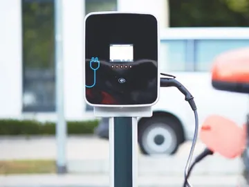 Coche eléctrico cargándose Coche eléctrico cargándose