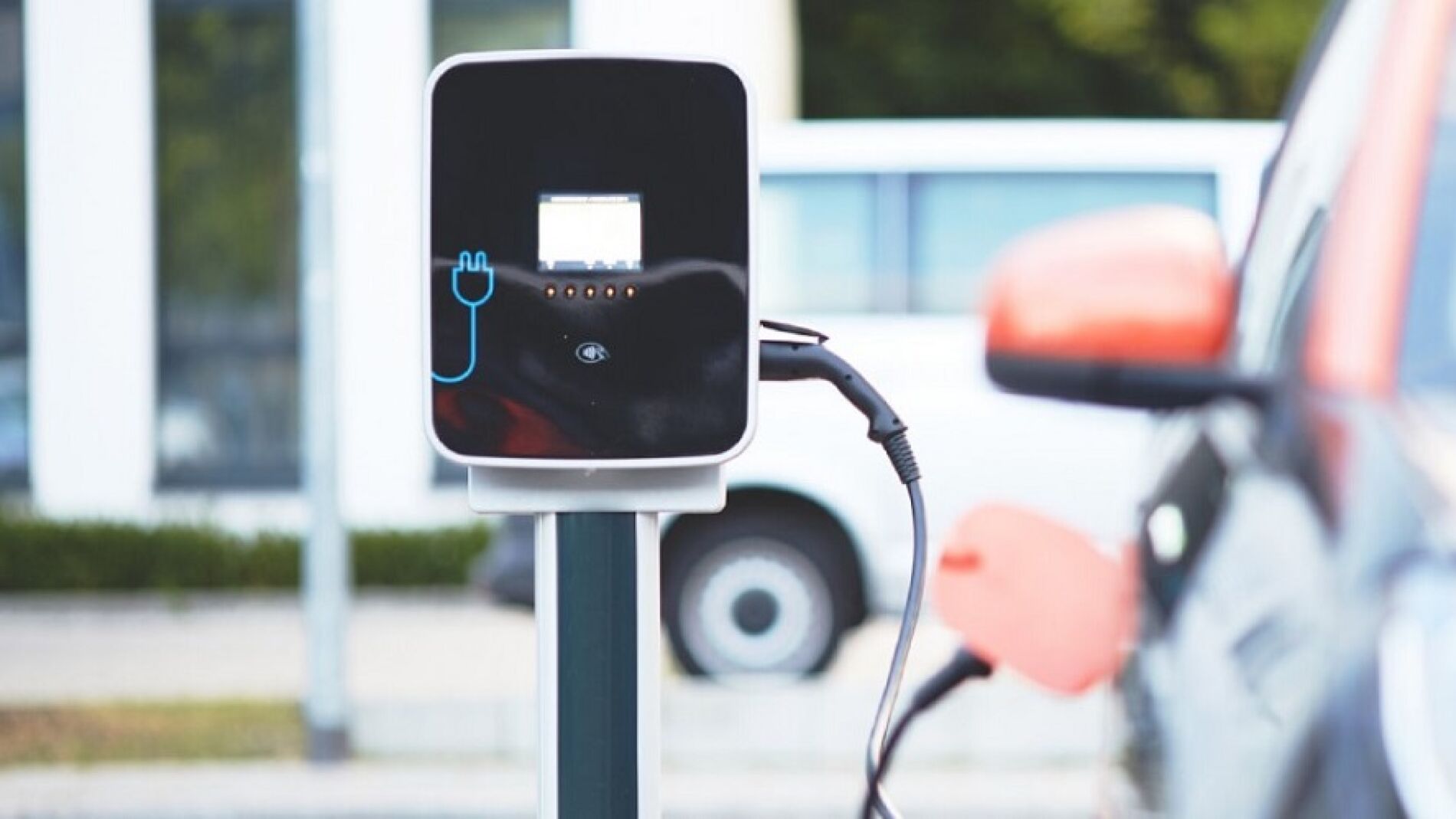 Coche el&eacute;ctrico carg&aacute;ndose