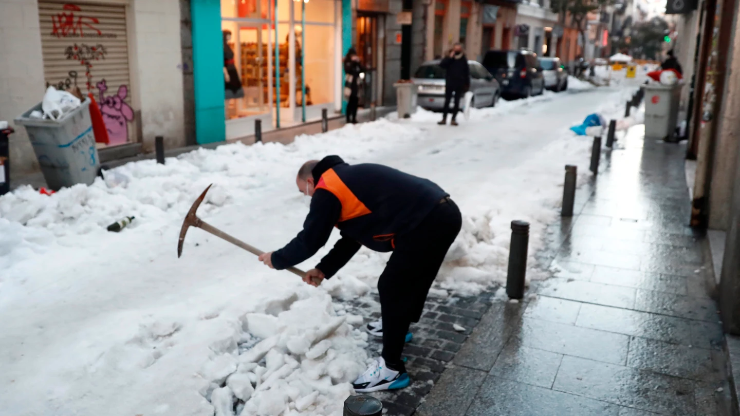 Un vecino retira nieve de la calzada en calle León de Madrid. Un vecino retira nieve de la calzada en calle León de Madrid.