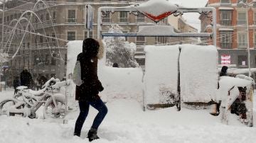 Consejos para evitar caídas en la nieve: "Hay que caminar como un pingüino", recomiendan los expertos