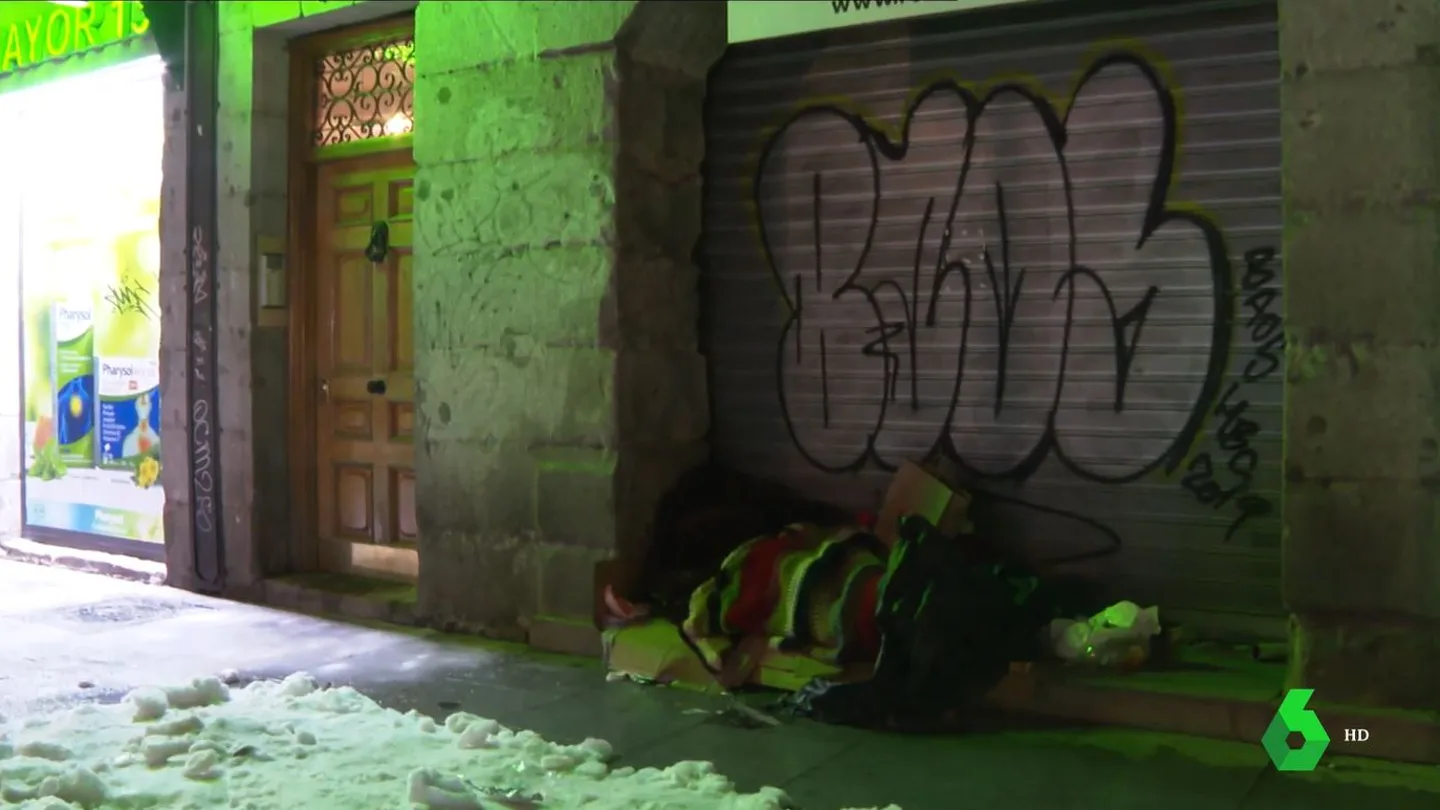 Una persona durmiendo en la calle en Madrid en plena ola de frío Una persona durmiendo en la calle en Madrid en plena ola de frío