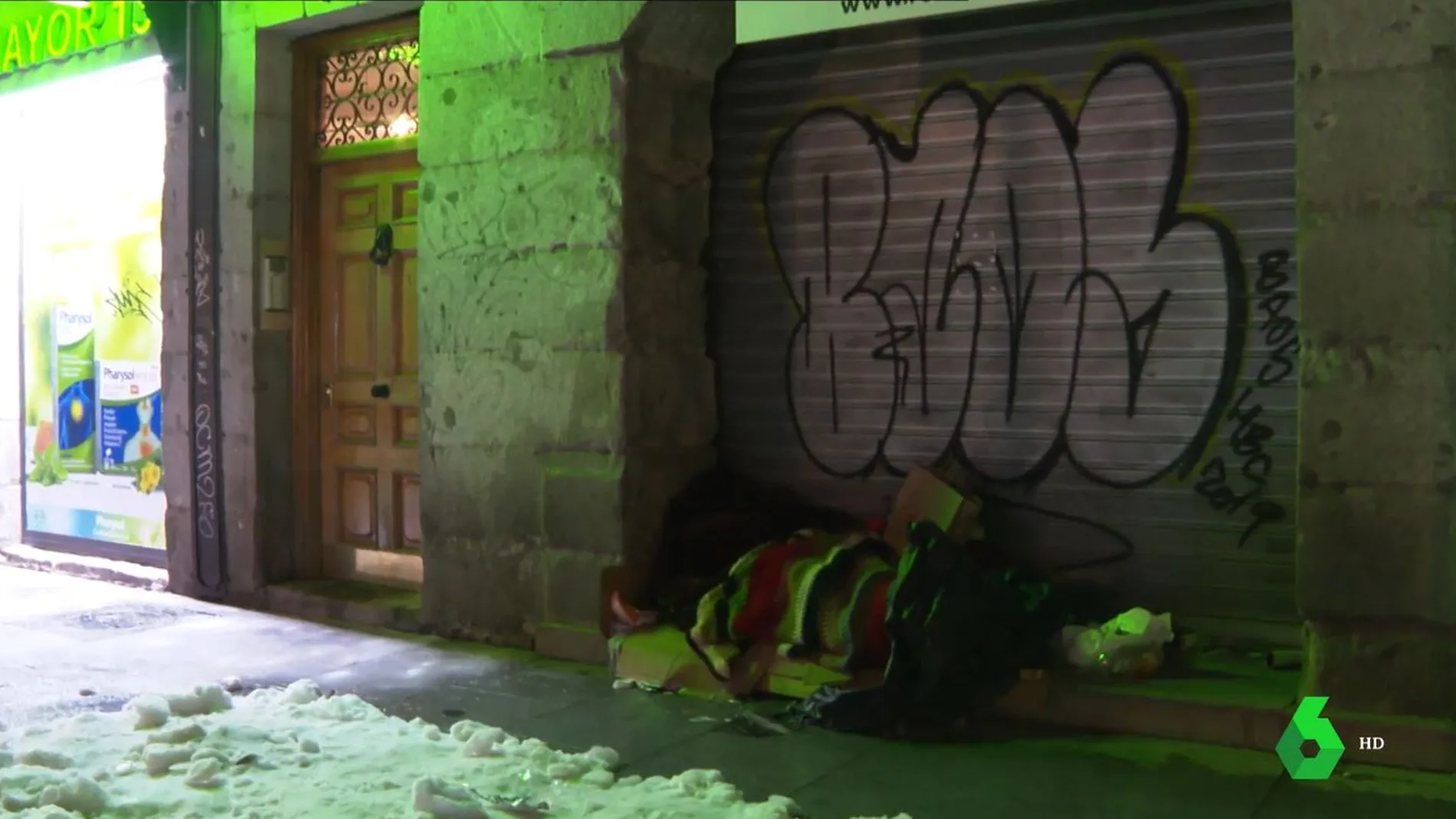 Una persona durmiendo en la calle en Madrid en plena ola de frío