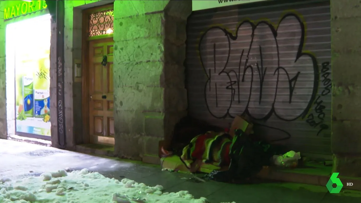 Una persona durmiendo en la calle en Madrid en plena ola de frío