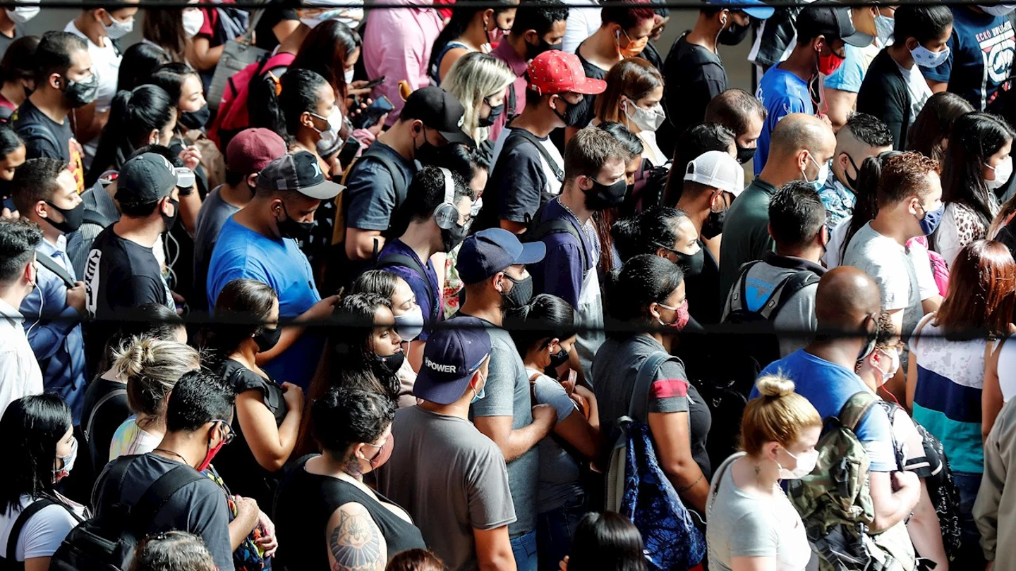 Decenas de personas con mascarilla en una estación de Sao Paulo Decenas de personas con mascarilla en una estación de Sao Paulo