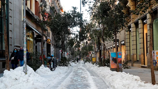 Vista de la nieve en las aceras de la calle Fuencarral este martes en Madrid Vista de la nieve en las aceras de la calle Fuencarral este martes en Madrid