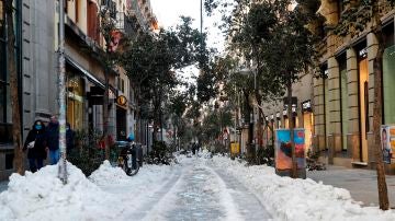 Vista de la nieve en las aceras de la calle Fuencarral este martes en Madrid