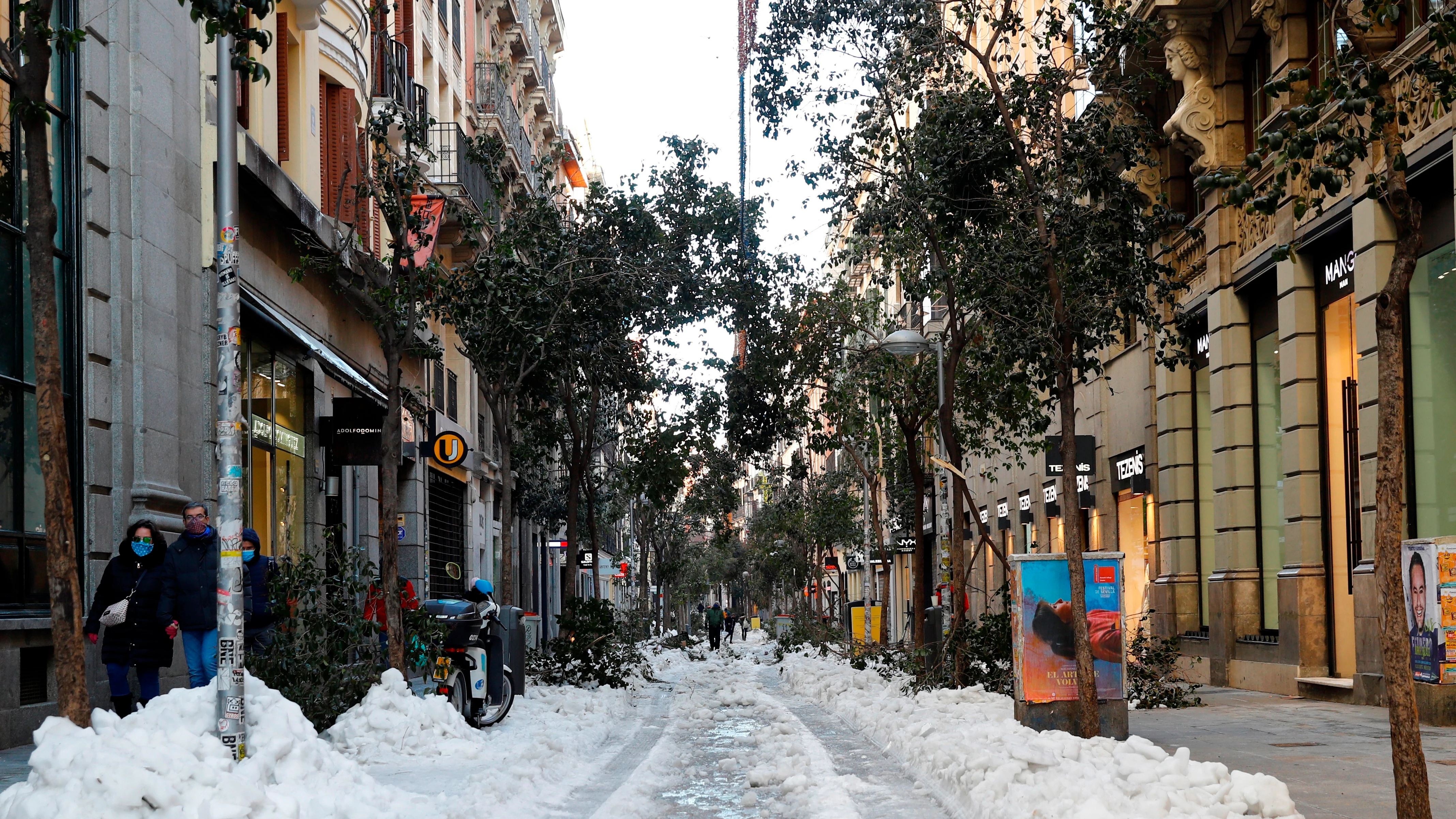 Vista de la nieve en las aceras de la calle Fuencarral este martes en Madrid