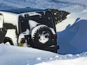 Coche sepultado por la nieve Coche sepultado por la nieve