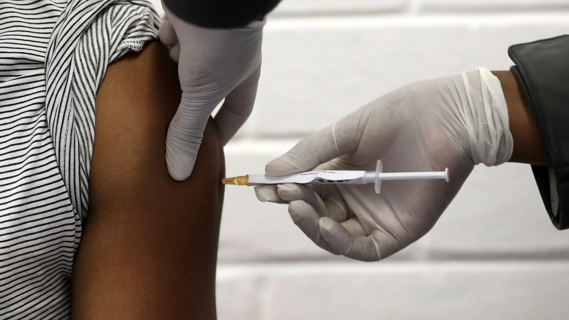 Personal sanitario administra una vacuna contra el coronavirus.