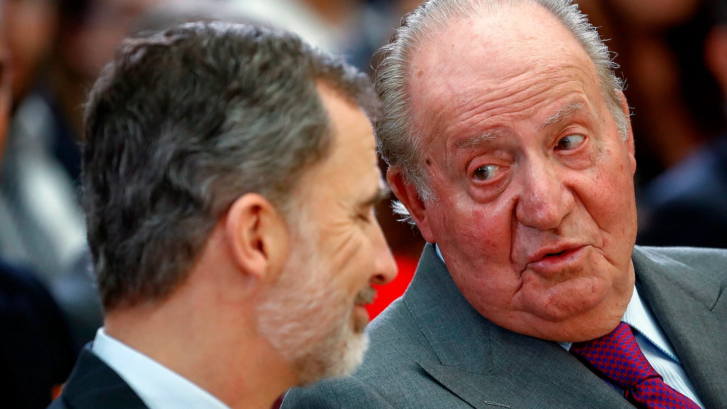 El rey emérito, junto a Felipe VI en una ceremonia de entrega de los Premios Nacionales del Deporte. El rey emérito, junto a Felipe VI en una ceremonia de entrega de los Premios Nacionales del Deporte.