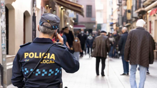 Imagen de un policía en Logroño La Rioja confina Logroño