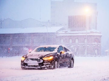 Un coche atrapado en la nieve en Cuatro Caminos, Madrid
