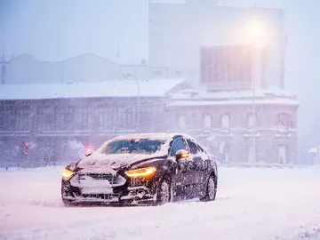 Un coche atrapado en la nieve en Cuatro Caminos, Madrid Un coche atrapado en la nieve en Cuatro Caminos, Madrid