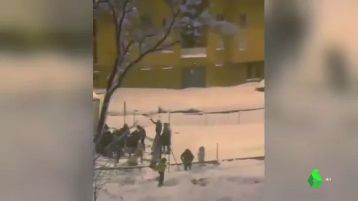 Decenas de personas saquean un camión atrapado por la nieve en la M-30 a la altura de Moratalaz