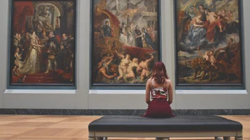 Mujer admirando obra de arte